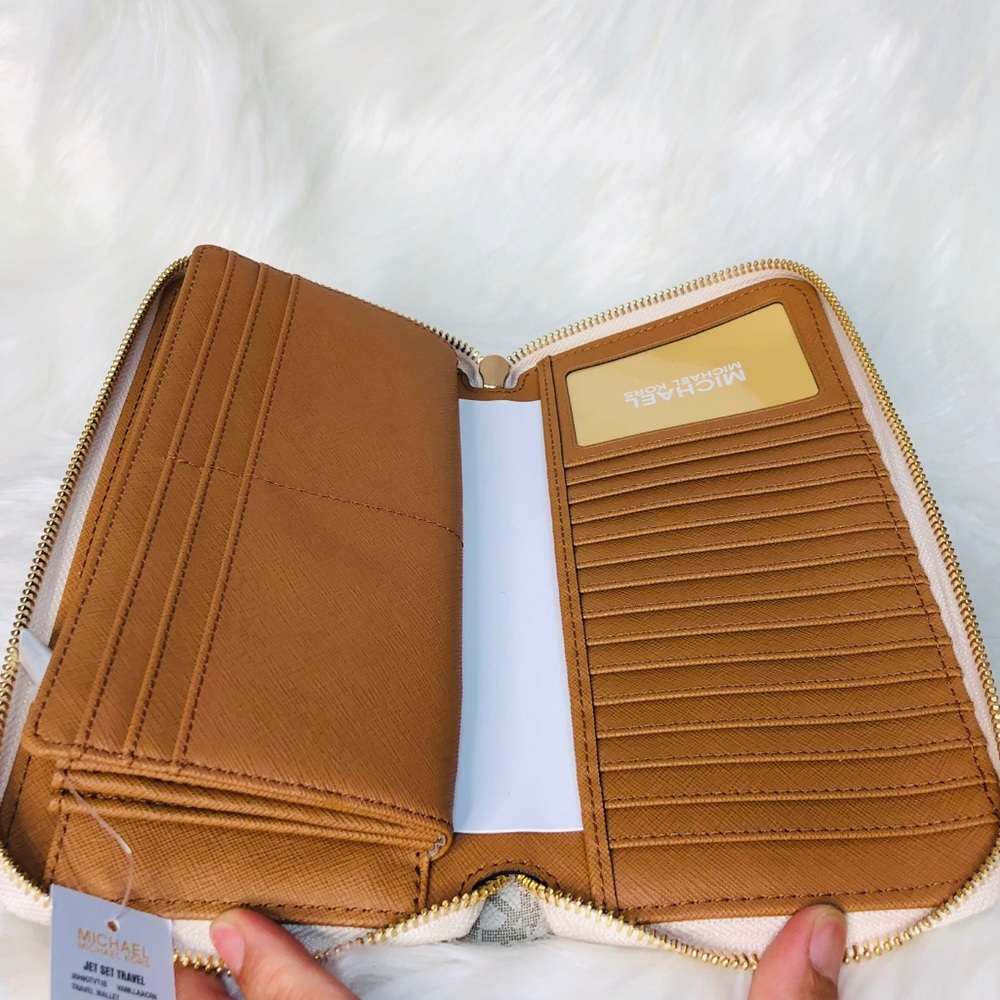Michael Kors Jet Set Travel Large Leather Wallet - Picture 5 of 8